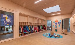 Garderobe im Flur des Kindergartens | © max ott www.d-design.de